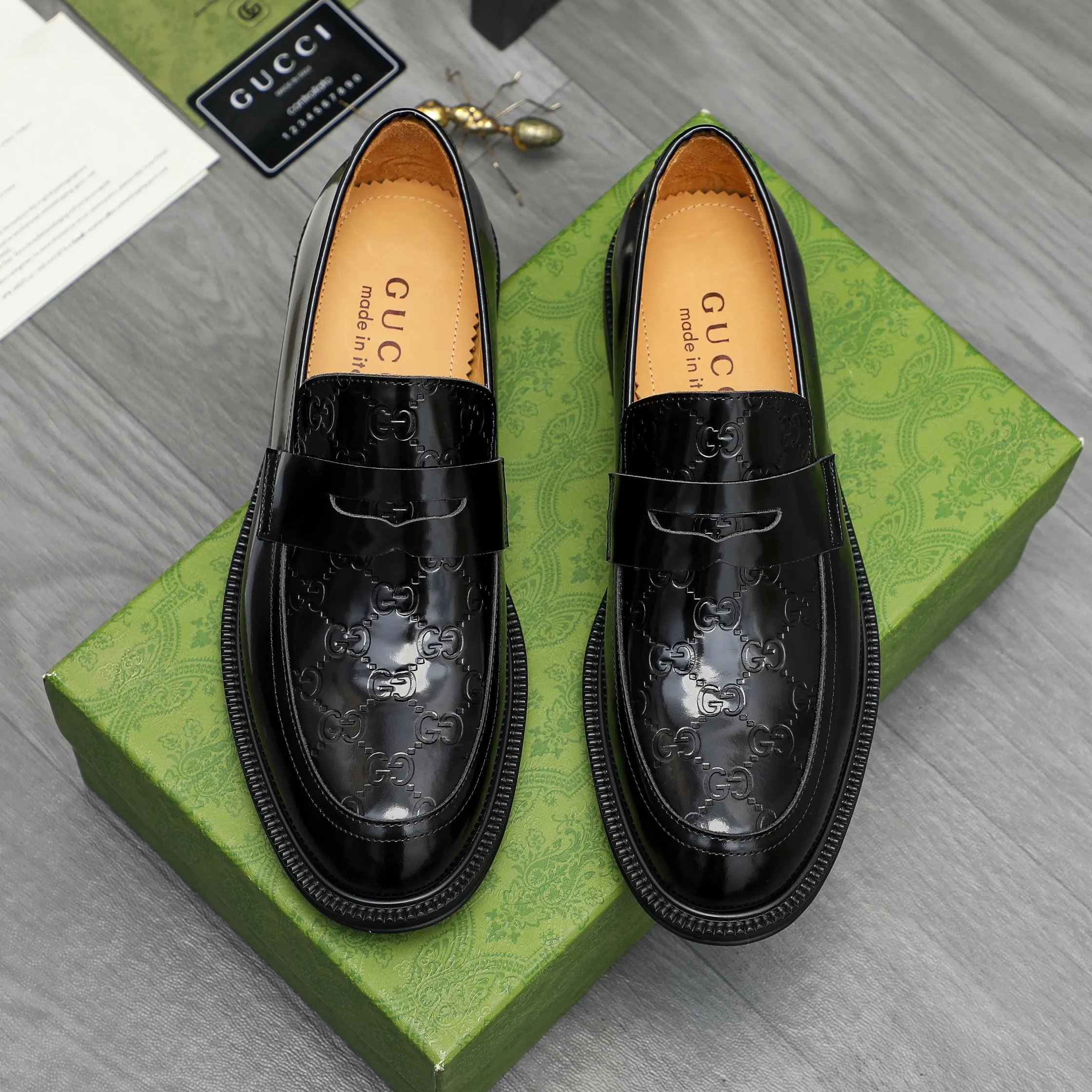 Men's shoes 💰p500 Product trademark: GUCCI "Gucci" business slip-on leather shoes Regular size: 38-46 (38.45.46 custom-made, non-returnable) Product materials: Selected lacquer embossed cowhide upper, cowhide lining, original rubber outsole